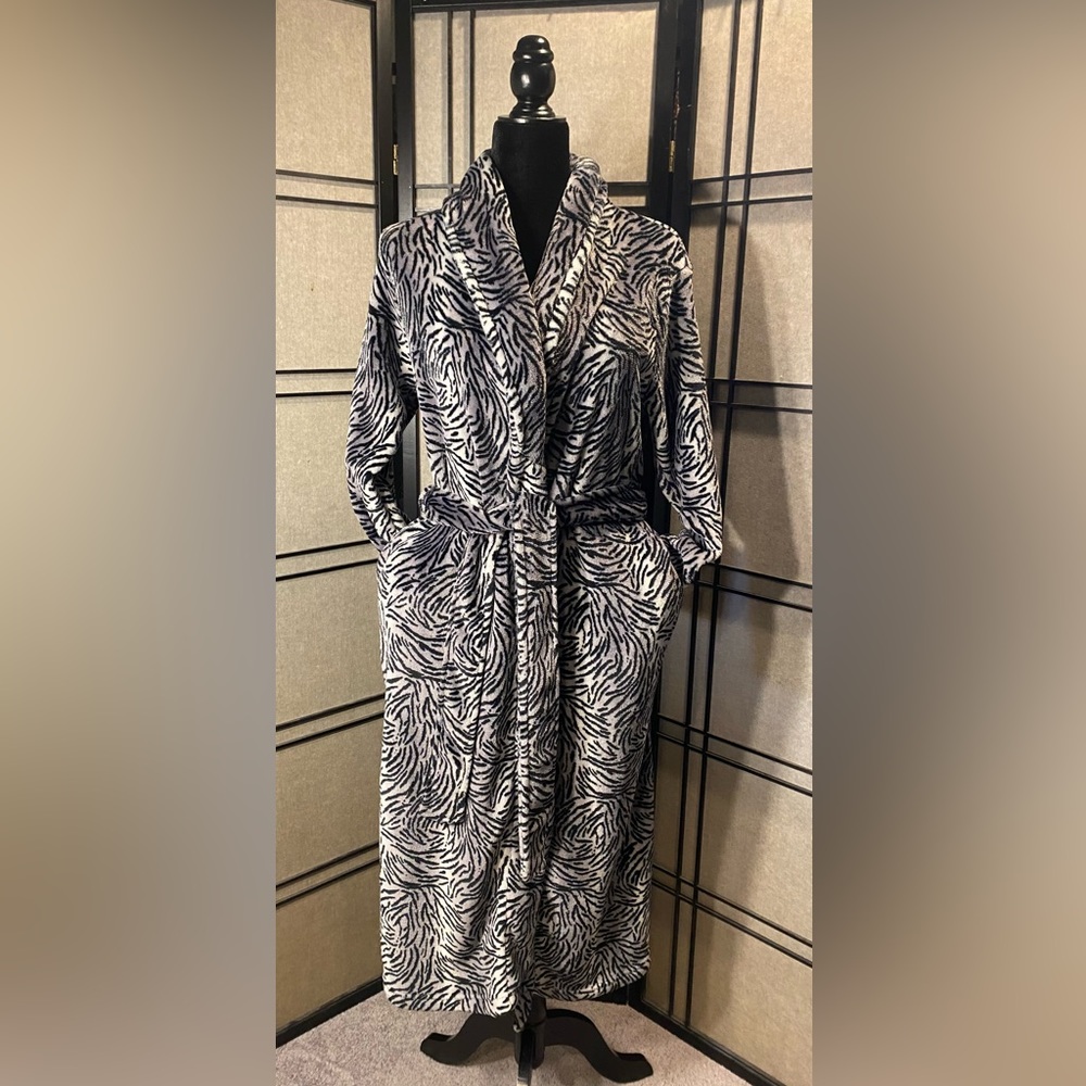Oscar de la Renta long robe size Small / Medium zebra stripes. Luxuriously soft